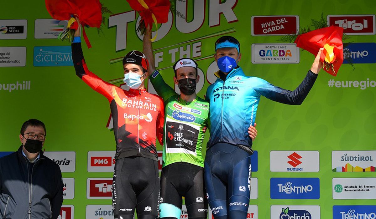Podio del Tour de los Alpes con Simon Yates (ganador) flanqueado por Pello Bilbao y Aleksandr Vlasov.