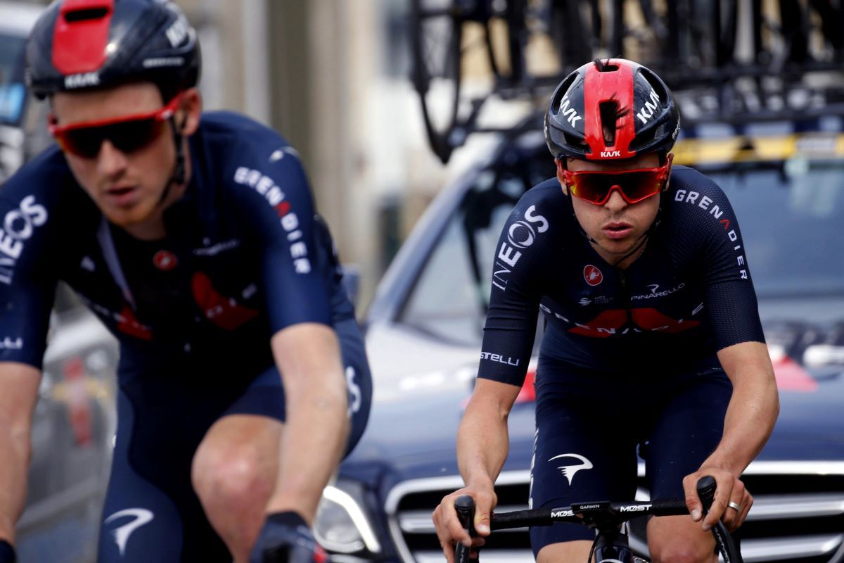 Pidcock, a rueda de Geoghegan Hart,  tras su caída en la pasada Flecha Valona.