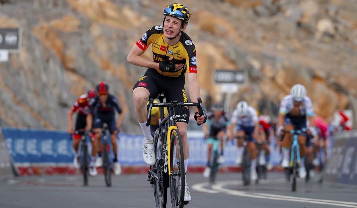 Jonas Vingegaard, celebrando su victoria en la 5ª etapa del UAE Tour.