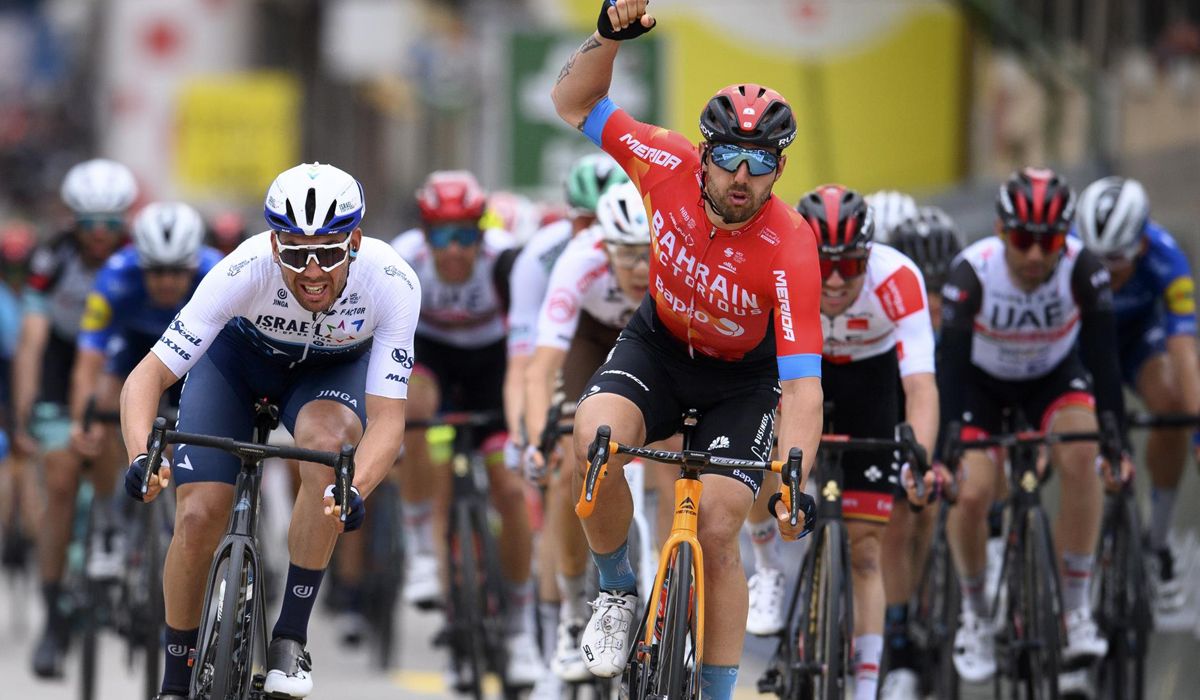 Sonny Colbrelli supera a Patrick Bevin por escaso margen. Foto: Jean-Christophe Bott (EFE/EPA)