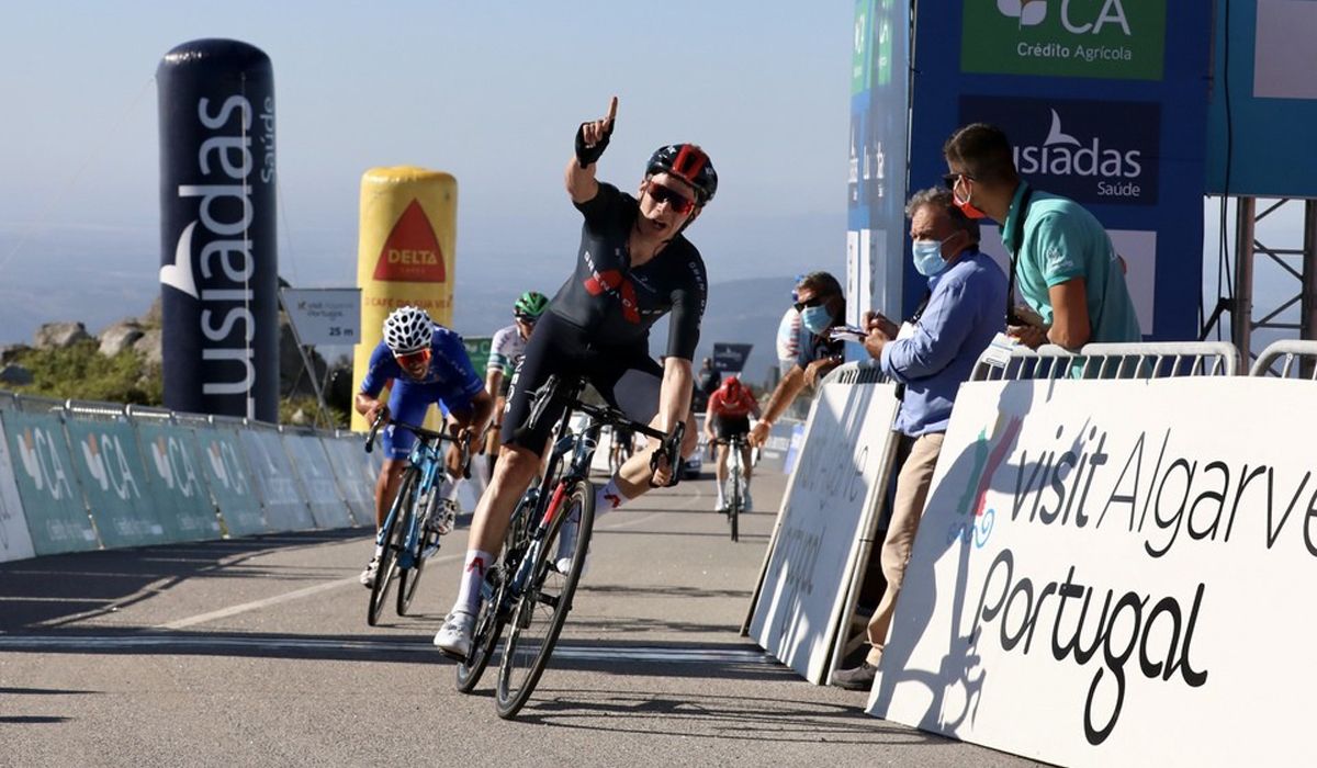 Ethan Hayter gana en el Alto da Fóia y alcanza el liderato en la Volta al Algarve