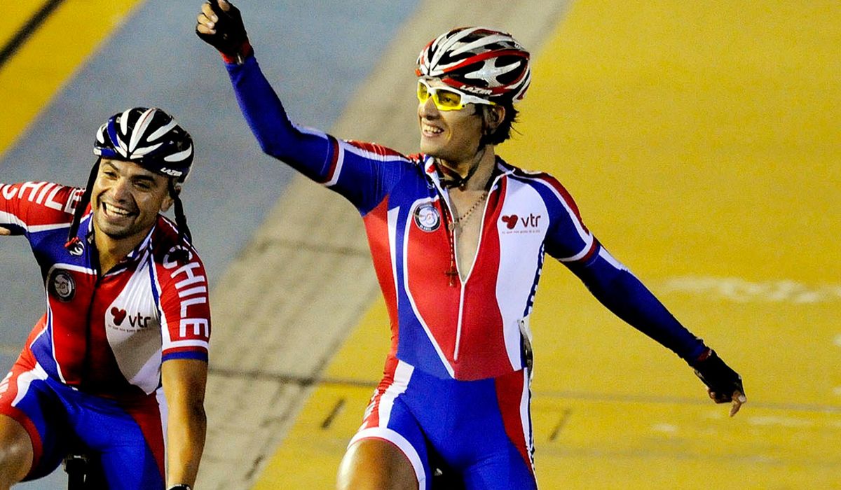 En la imagen de archivo Cristopher Mansilla (der) celebra uno de sus triunfos en la pista. 