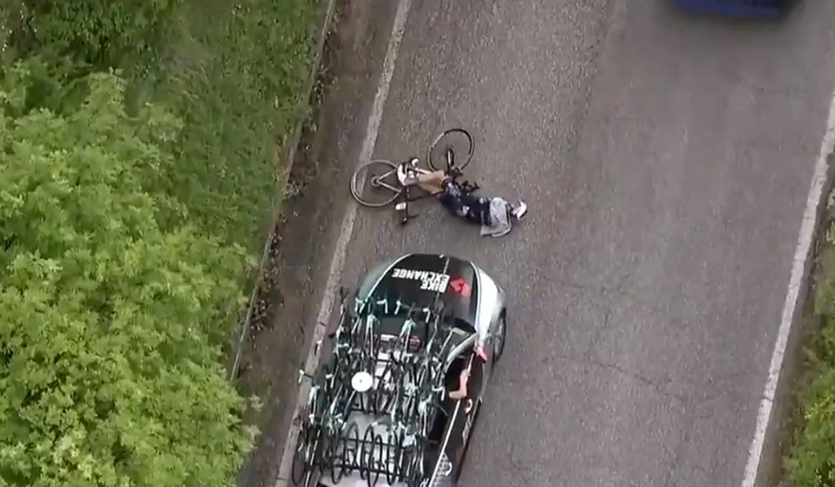 Gene Bates, director del BikeExchange, excluido del Giro por el atropello a Pieter Serry