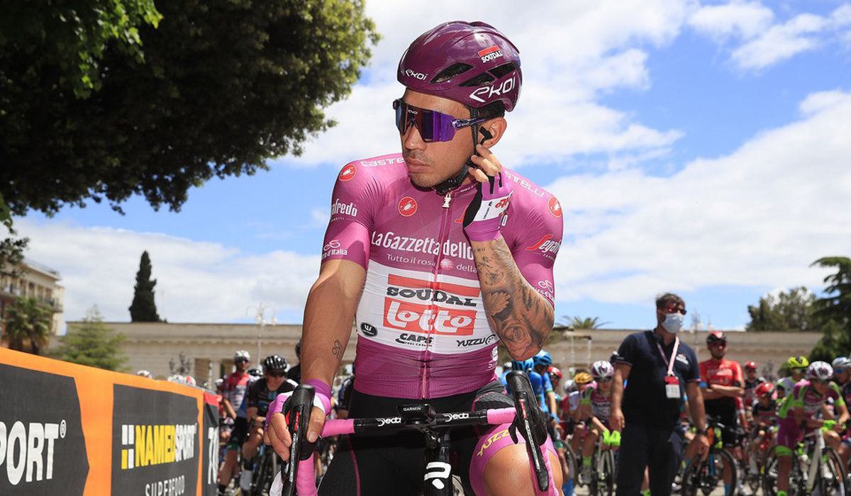 Caleb Ewan vistiendo la "maglia ciclamino" del Giro antes de abandonar la carrera. 