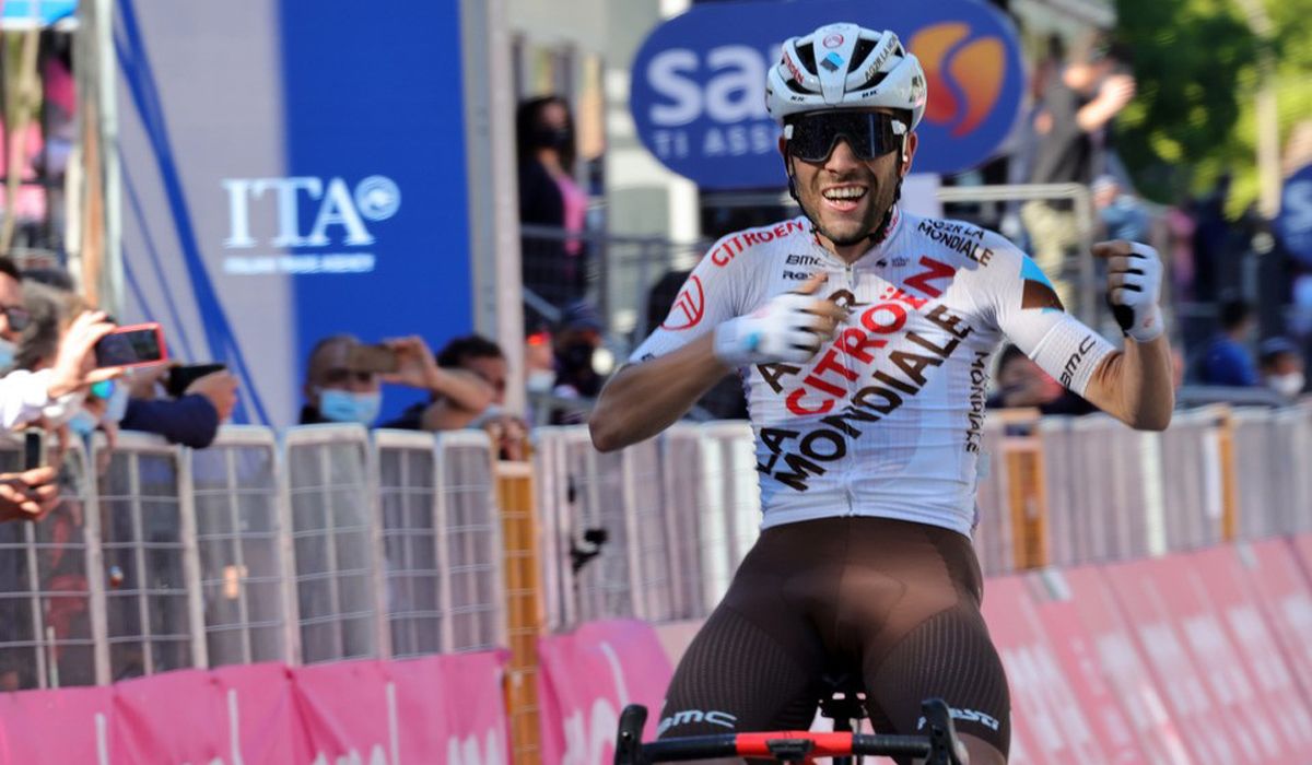 Andrea Vendrame culmina la fuga en una accidentada etapa en la que abandona Marc Soler. Foto: Bettini Photo