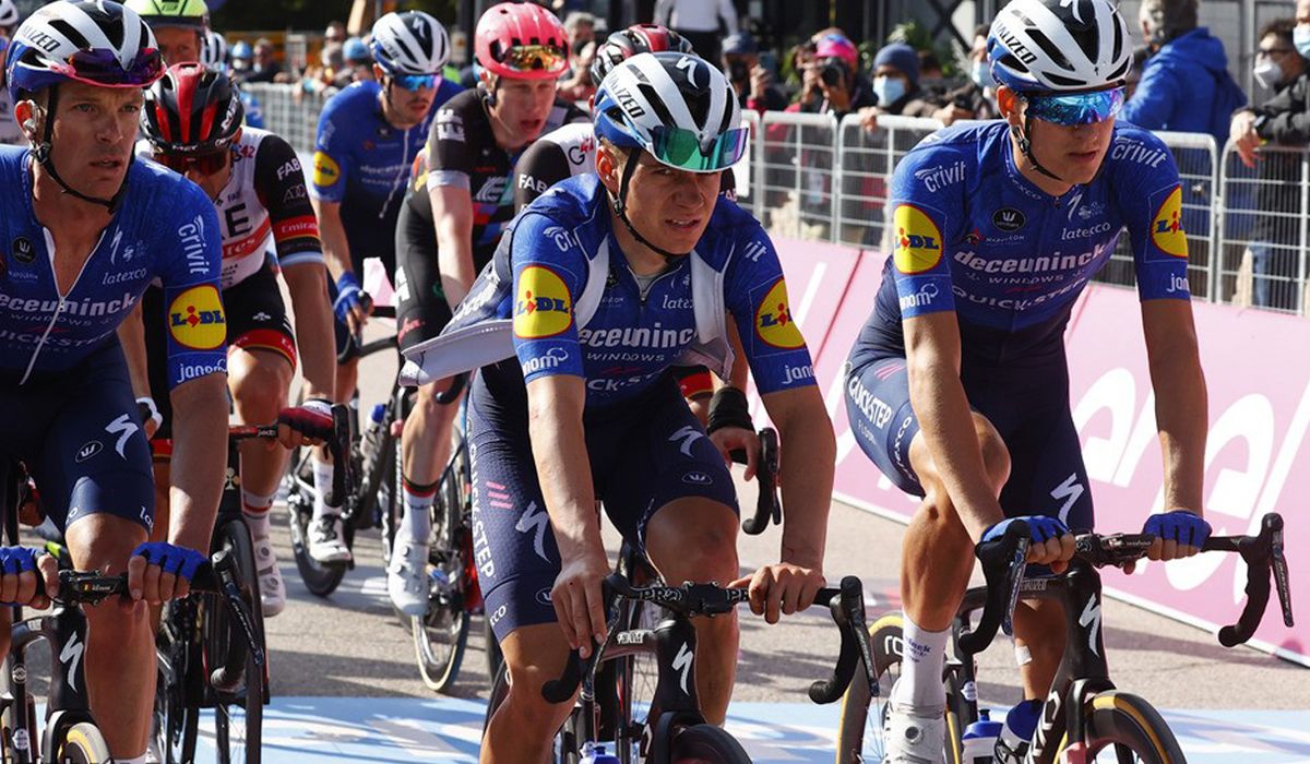 Remco Evenpoel llegando a meta dolorido en la etapa de ayer. 