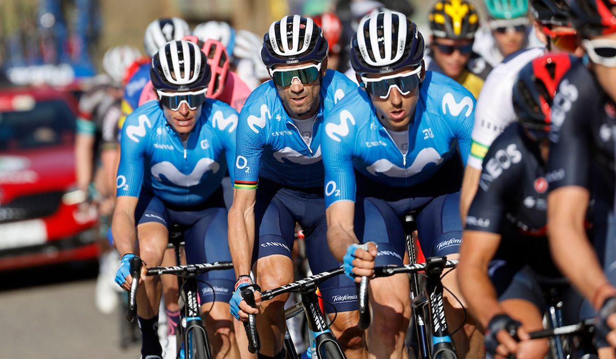 Alejandro Valverde y Enric Mas, precedidos por Carlos Verona,  en una imagen de la Volta a Catalunya. 