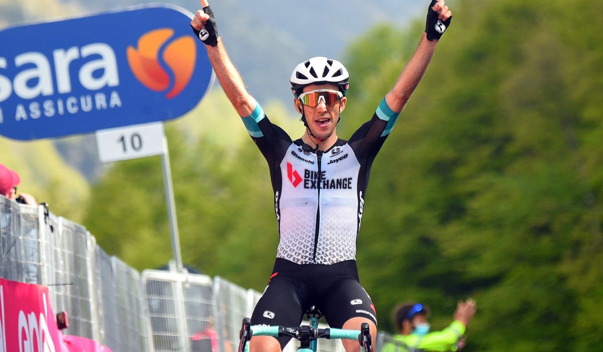 Simon Yates, ganador en Alpe di Mera. Foto: Luca Bettini / Bettini Photo 