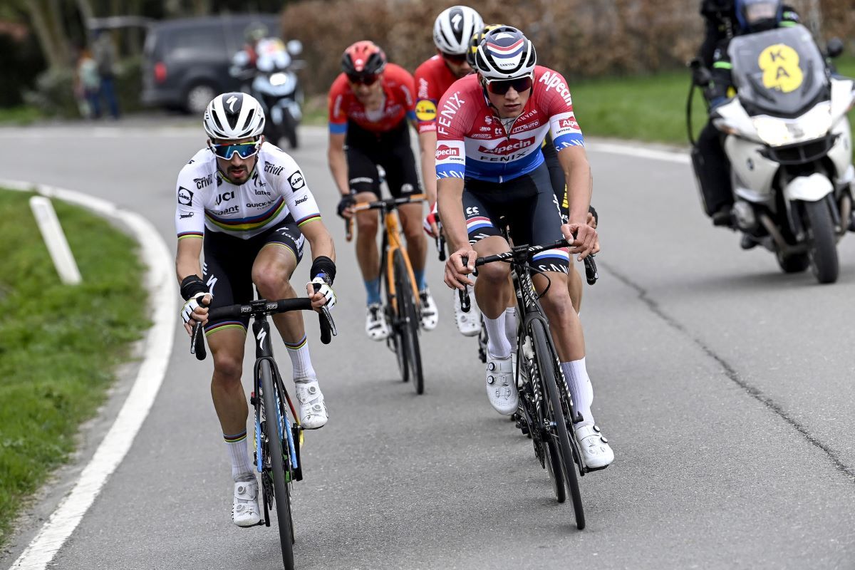 Alaphilippe y Van der Poel, durante el último Tour de Flandes.