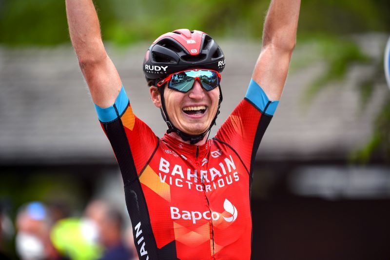  Mark Padun celebra su segunda victoria consecutiva en el Critérium del Douphiné 2021 con el Barhain Victorius