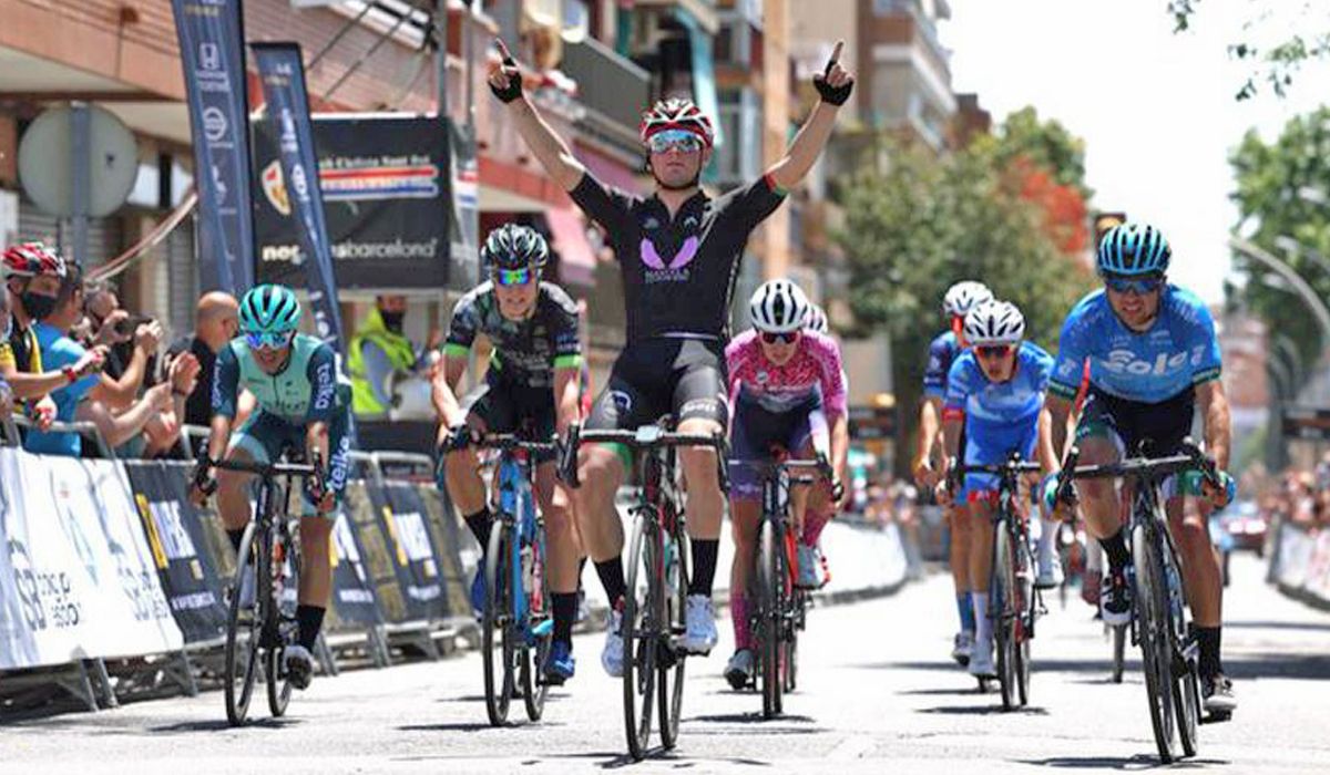 Iker Bonillo celebrando su victoria en la Cursa del Llobregat el pasado 30 de mayo. 