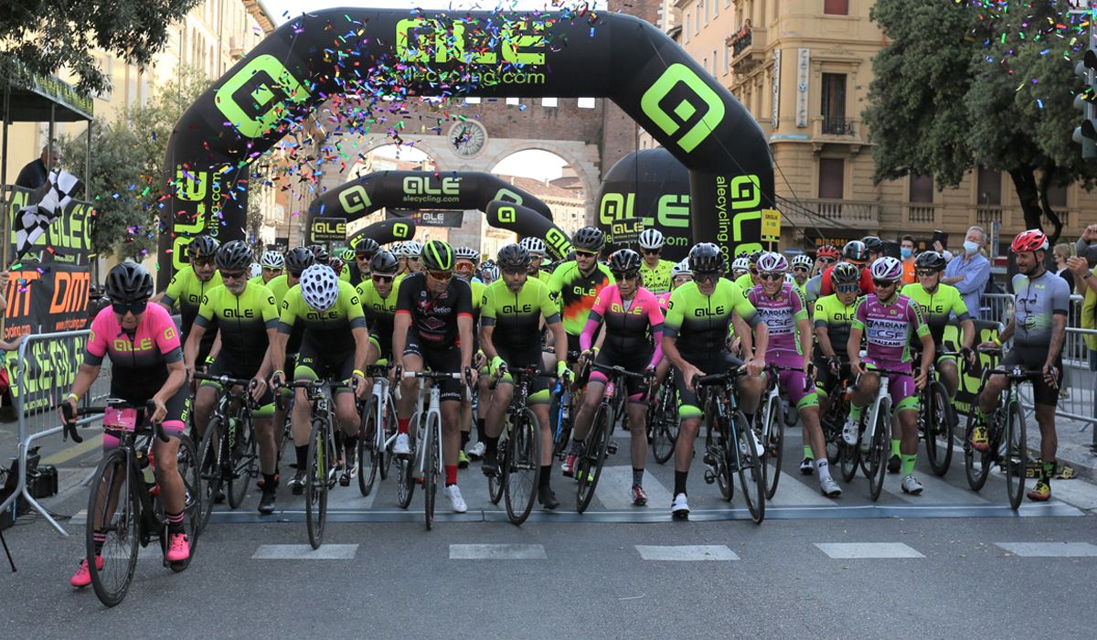 Imagen de la salida del Granfondo Alé La Merckx 2021
