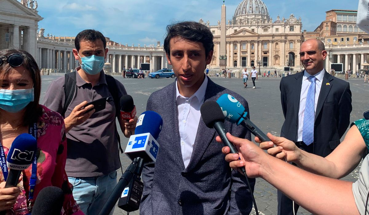 Egan Bernal habla con la prensa tras participar en el Vaticano en una audiencia con el papa Francisco.