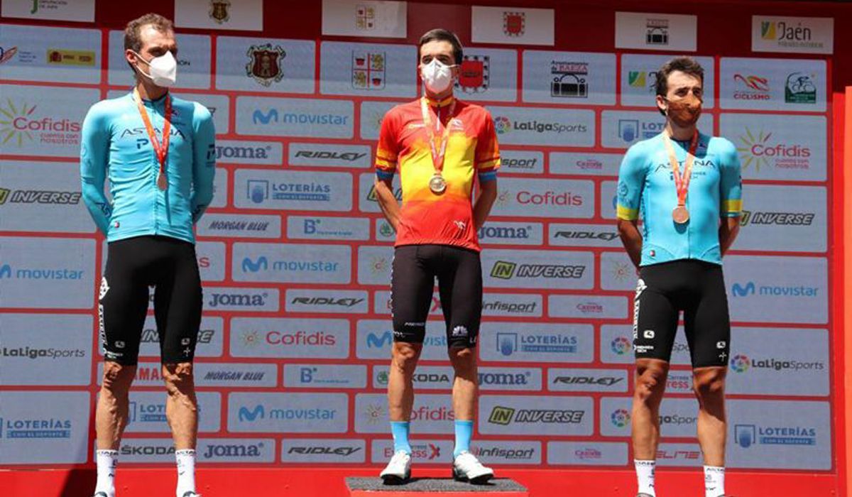 Podio del Campeonato de España CRI de 2020, con Pello Bilbao -campeón- flanqueado por Luis León Sánchez y Gorka Izagirre. Foto: Photo Gomez Sport.