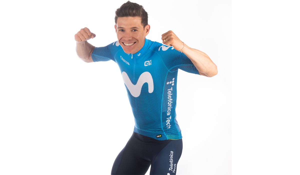 Movistar Team estrena equipación, en la que lucirá el logo de Telefónica Tech. 