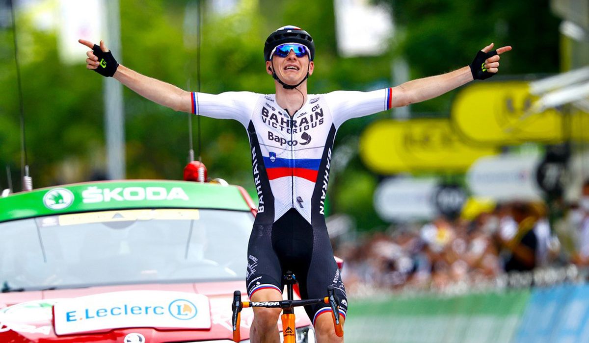 Mohoric gana y Van der Poel afianza su liderato en una etapa para el recuerdo