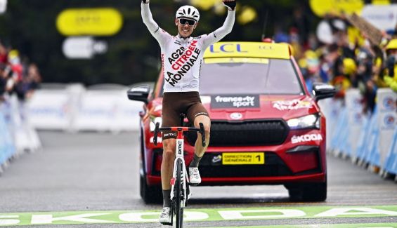 Ben O'Connor pone el broche épico en los Alpes