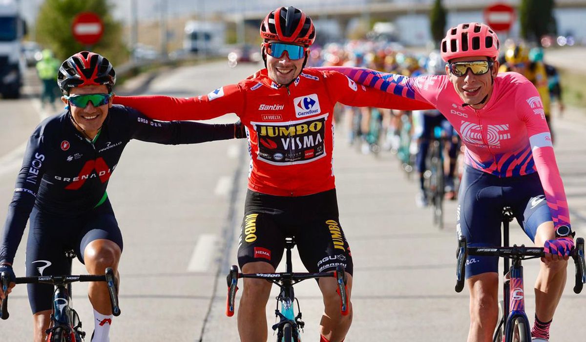 Primoz Roglic, flanqueado por Carapaz y Carthy, integrantes del podio de La Vuelta 2020. 