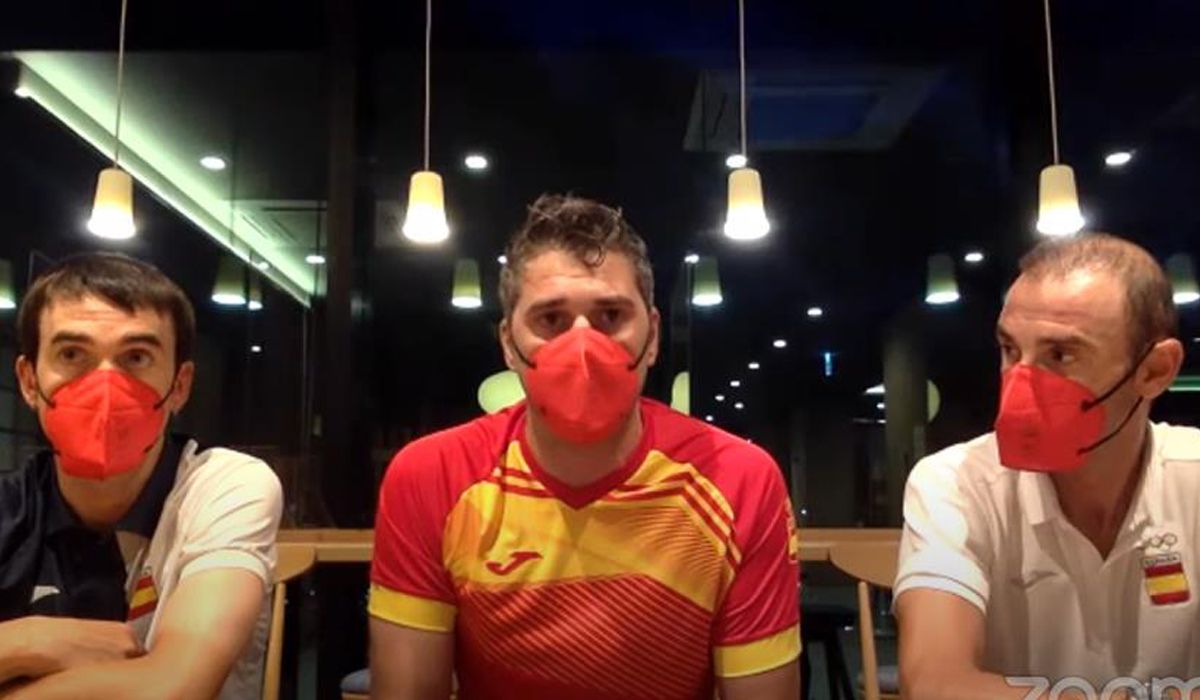 Ion Izagirre, el seleccionador nacional Pascual Momparler y Alejandro Valverde, durante la rueda de prensa virtual. 