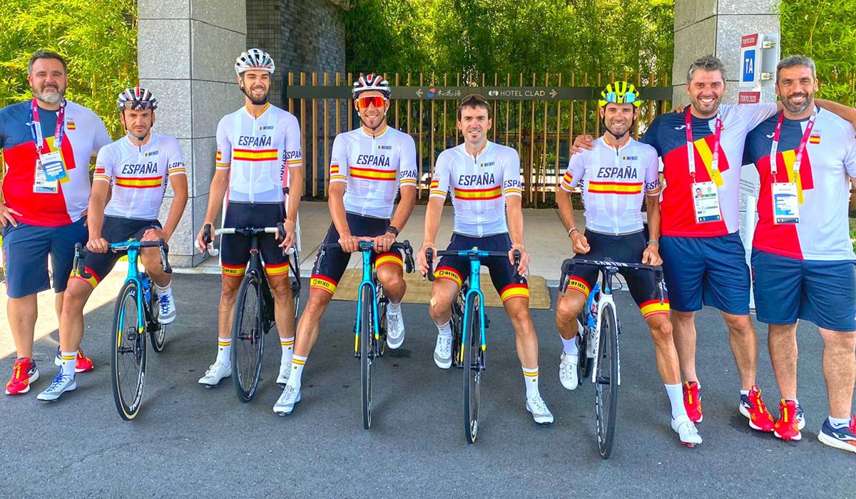 Los cinco representantes españoles y el cuerpo técnico posan tras un entrenamiento en Tokio. Foto: RFEC