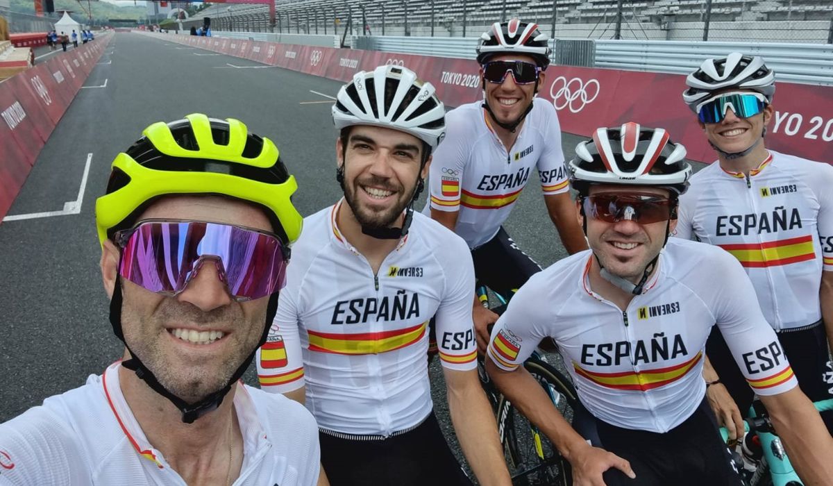 Los ciclistas españoles podrán correr en Tokio pese al positivo en coronavirus de un masajista.
