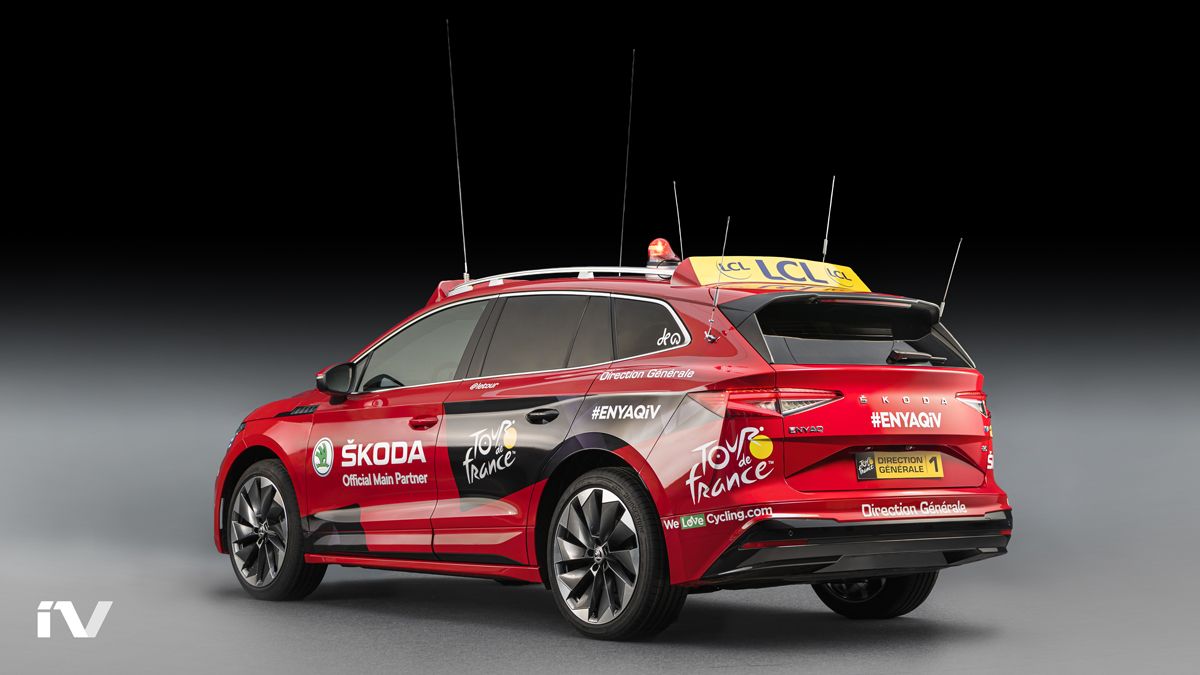 En el Tour pudimos ver los ŠKODA ENYAQ iV con Christian Prudhomme, director del evento, controlándolo todo desde su interior En el Tour pudimos ver los ŠKODA ENYAQ iV con Christian Prudhomme, director del evento, controlándolo todo desde su interior
