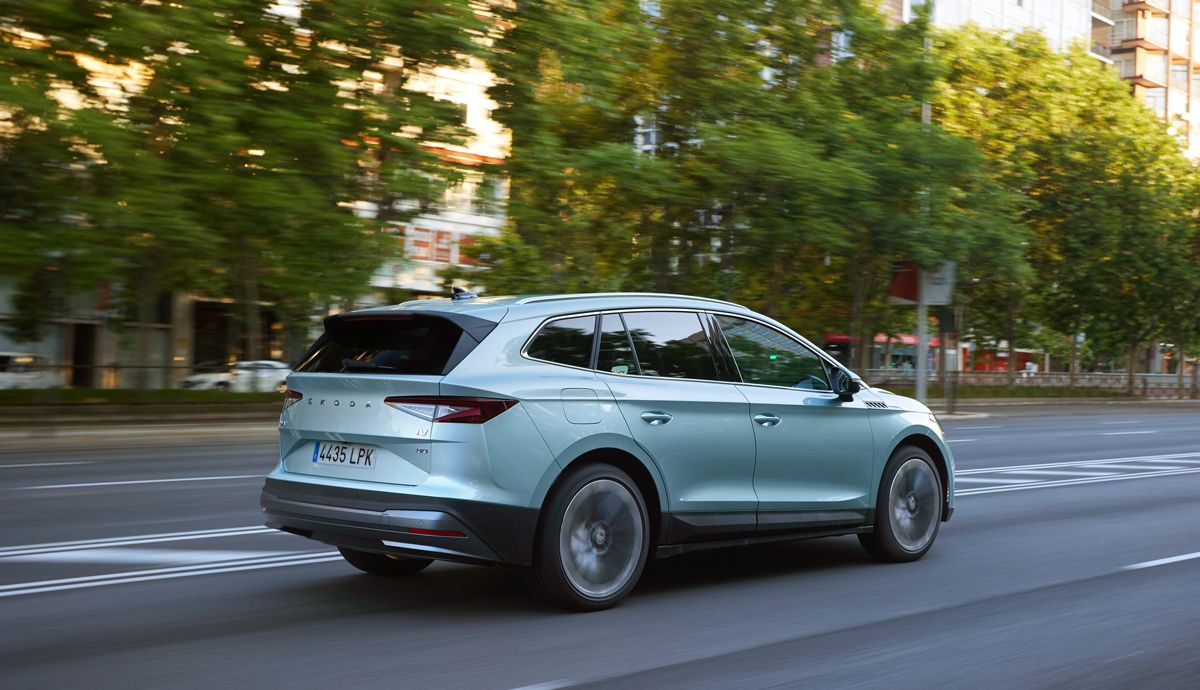 El coche que cuida a los ciclistas: ŠKODA ENYAQ iV 