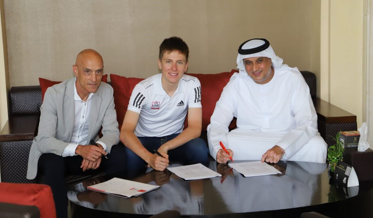 Pogacar amplía su compromiso con el UAE Team Emirates hasta 2027