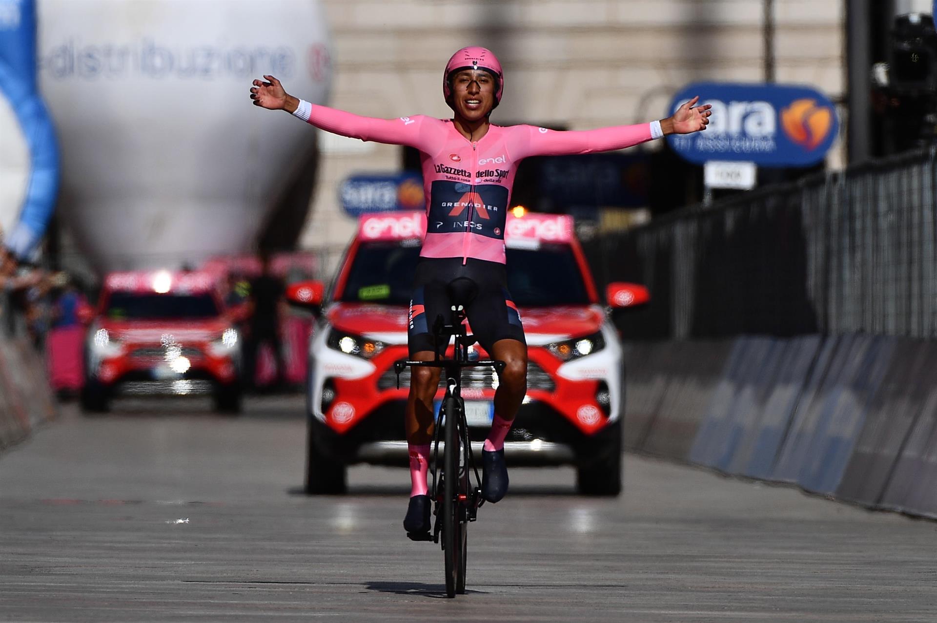 Bernal: "Sería un sueño encadenar las tres grandes y un honor ganar La Vuelta".