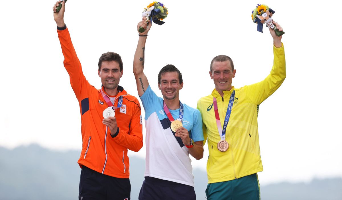 Rohan Dennis en el podio de la prueba CRI de los JJOO de Tokio, junto a Roglic y Dumoulin, futuros compañeros en el Jumbo-Visma. 