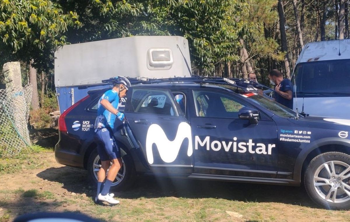Miguel Ángel López, en el momento de abandonar y subirse al coche del equipo Movistar