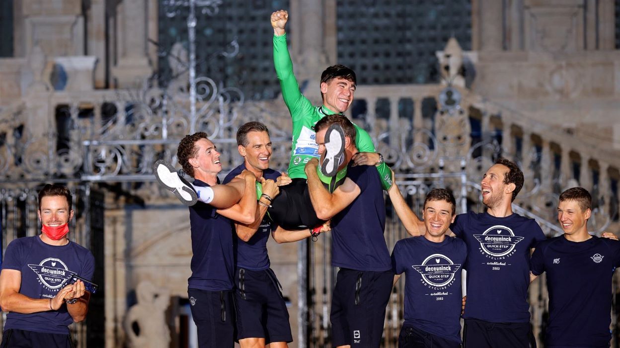 Fabio Jakobsen, celebrando el maillot verde con sus compañeros.