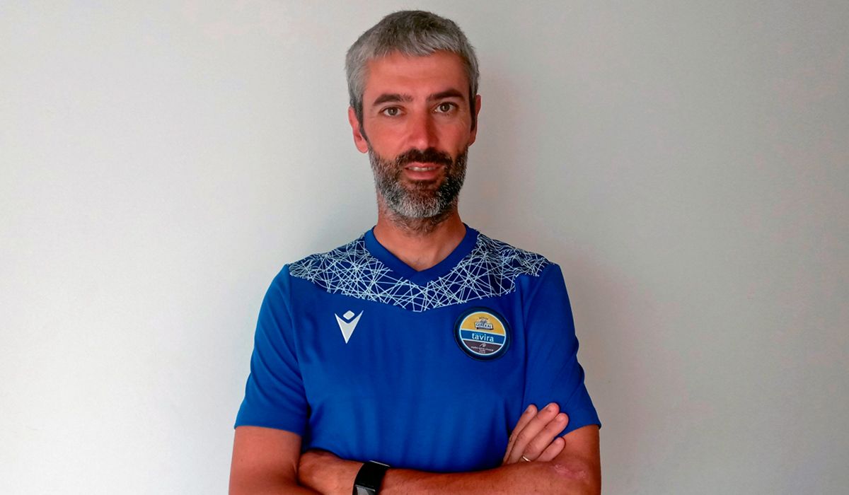 Gustavo Veloso se baja; el pelotón le ovaciona. Foto: Carlos García (EFE)