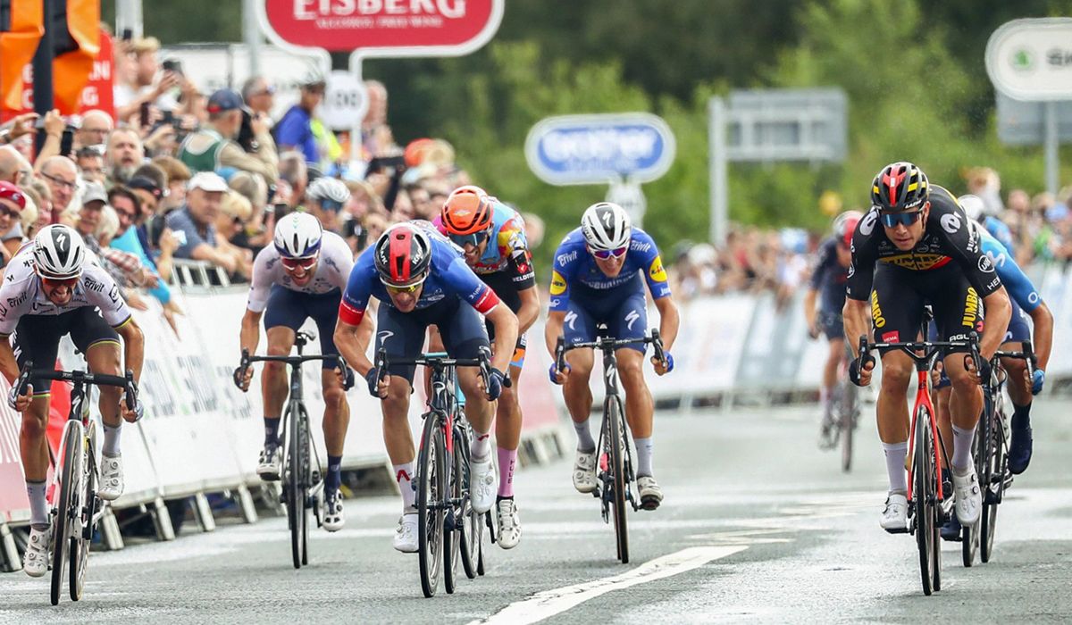 Tour de Gran Bretaña: Van Aert se anota su tercera victoria y acecha el liderato de Hayter