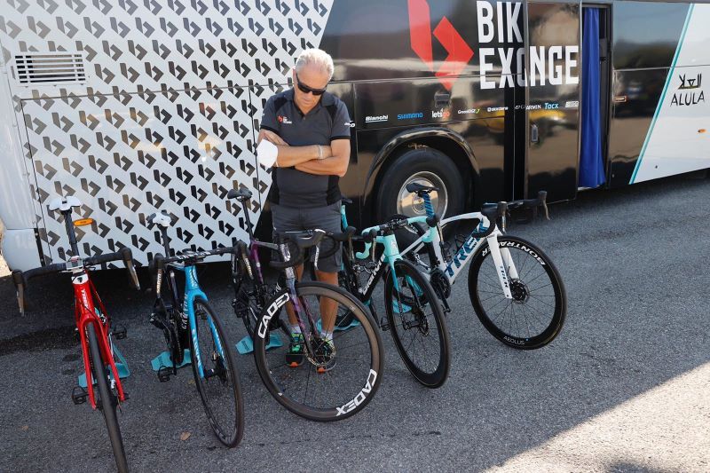 Algunas de las bicicletas prestadas por otros equipos, junto a la de Ane Santesteban (Bianchi). Algunas de las bicicletas prestadas por otros equipos, junto a la de Ane Santesteban (Bianchi).