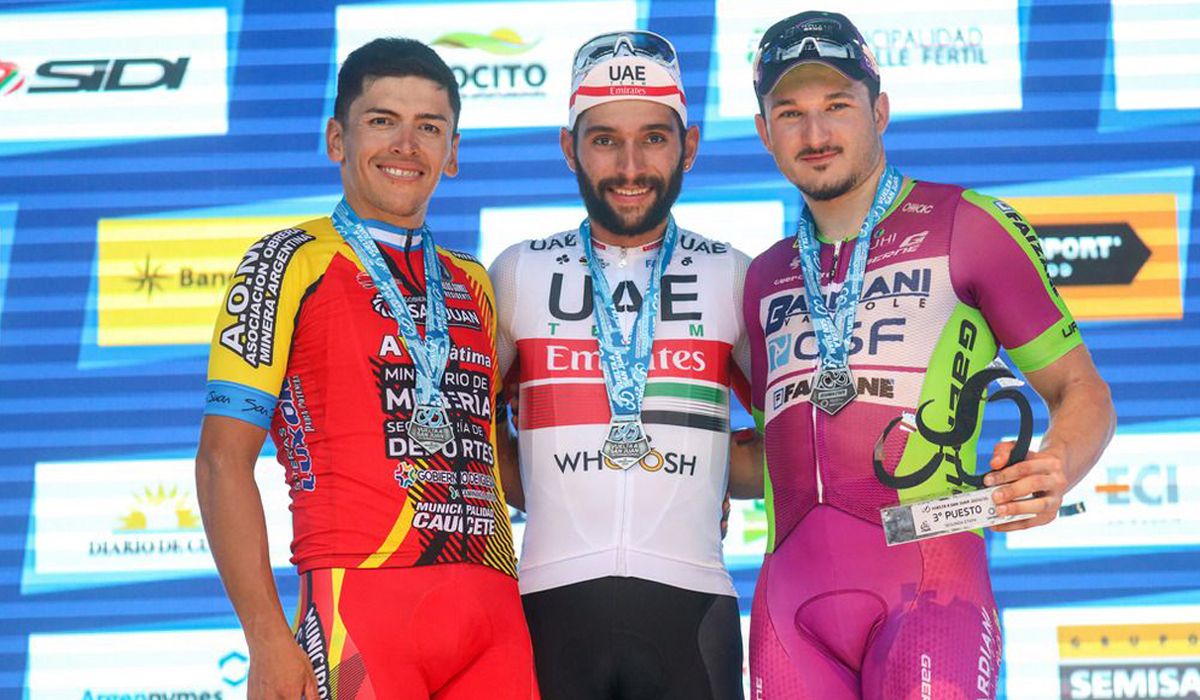 Nico Naranjo, a la izquierda, en el podio de la 2ª etapa de la Vuelta a San juan 2020 junto a Fernando Gaviria y el italiano Marco Benfatto.