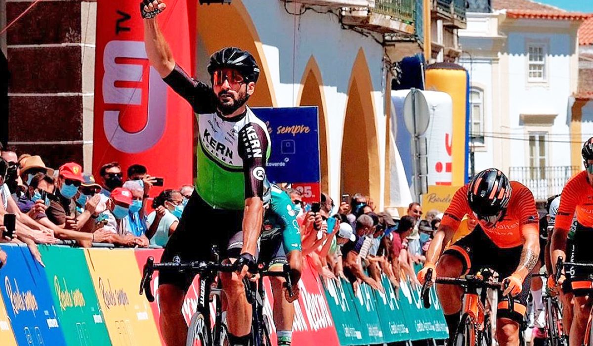 Enrique Sanz cuelga la bicicleta