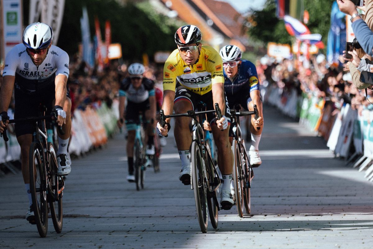 Einhorn superó en el sprint final a Sagan, que se adjudicó la general de la vuelta de su país.