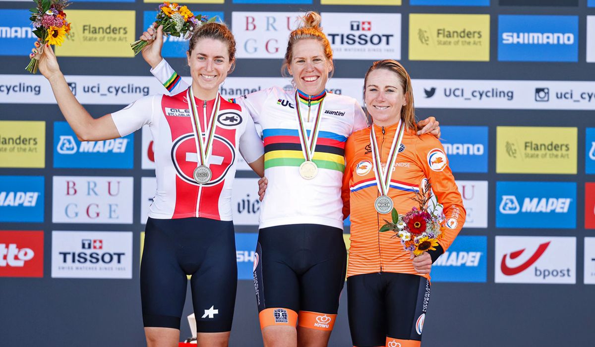 Ellen van Dijk repite título de campeona del Mundo contrarreloj ocho años después. Junto a ella en el podio, Marlen Reusser y Annemiek Van Vleuten.