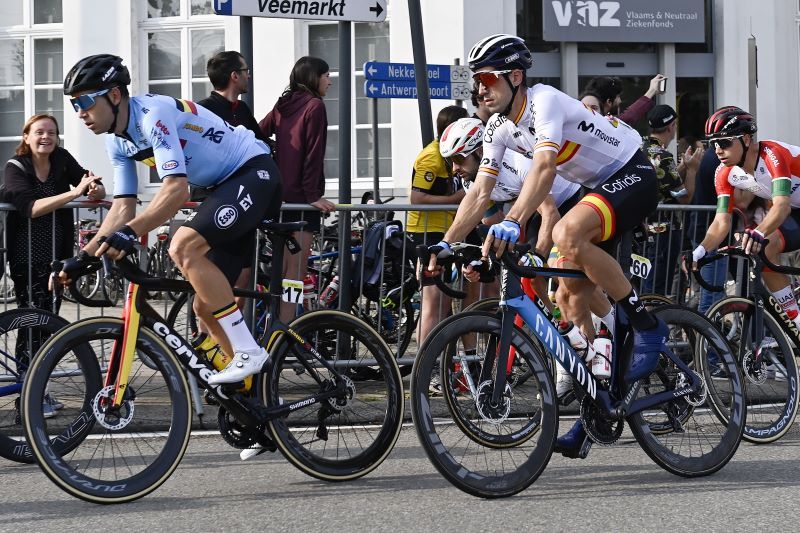 Van Aert no tuvo las piernas deseadas, y Erviti siempre ejemplo de profesionalidad en los compases iniciales. Van Aert no tuvo las piernas deseadas, y Erviti siempre ejemplo de profesionalidad en los compases iniciales.