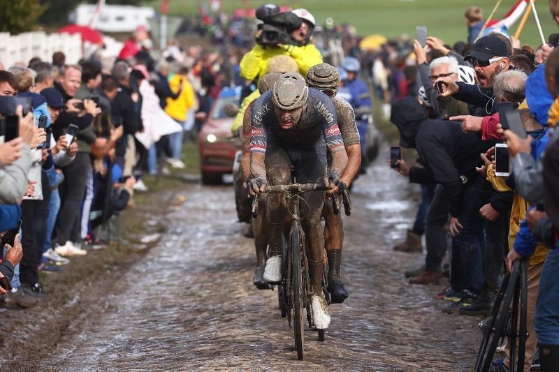 Van der Poel puso el espectáculo sobre el pavé Van der Poel puso el espectáculo sobre el pavé