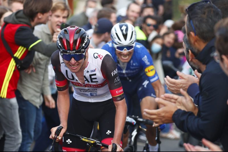 Pogacar intentó soltar a Masnada en Colle Aperto, pero el italiano resistió hasta el final. Pogacar intentó soltar a Masnada en Colle Aperto, pero el italiano resistió hasta el final.