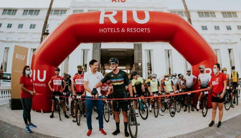 Mario Cipollini, en el corte de cinta.