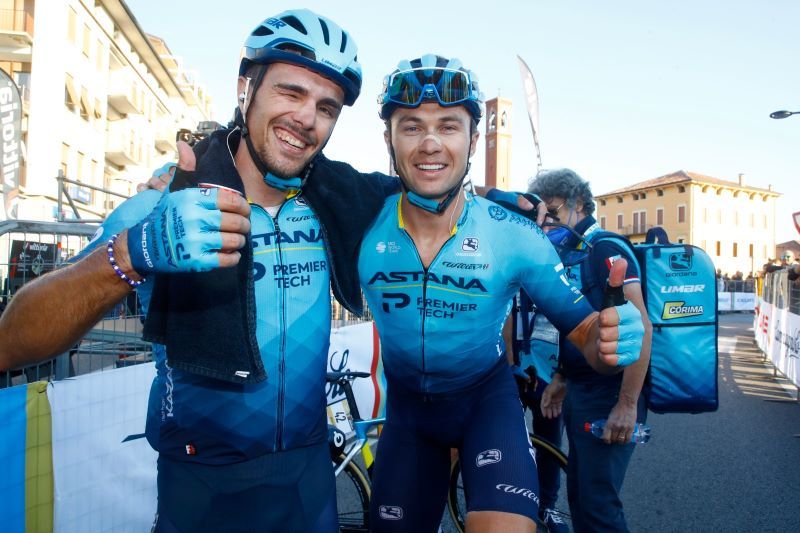 Battistella, junto a Lutsenko, tras cruzar la línea de meta en Bassano del Grappa. Battistella, junto a Lutsenko, tras cruzar la línea de meta en Bassano del Grappa.