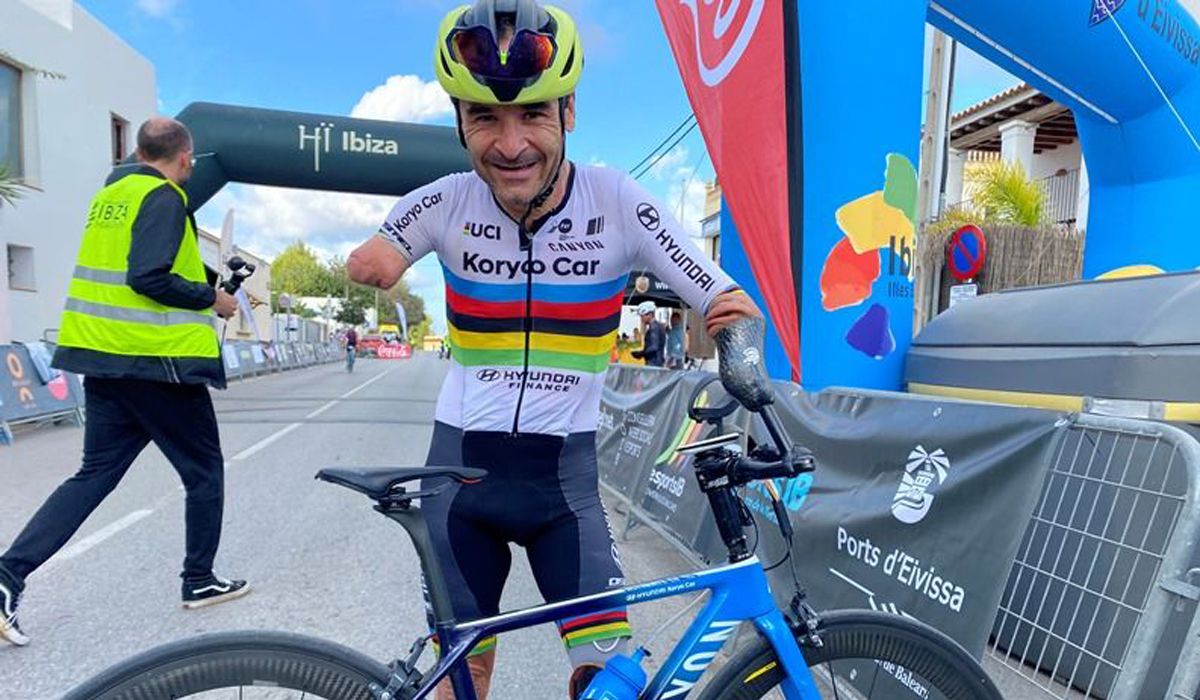 Asi maneja sin brazos su bici el campeón del mundo Ricardo Ten