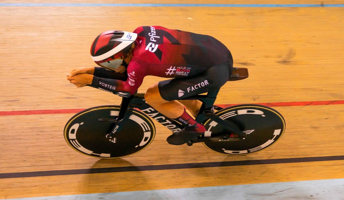 Alex Dowsett marca 54,555 km y no supera el récord de la hora de Campenaerts