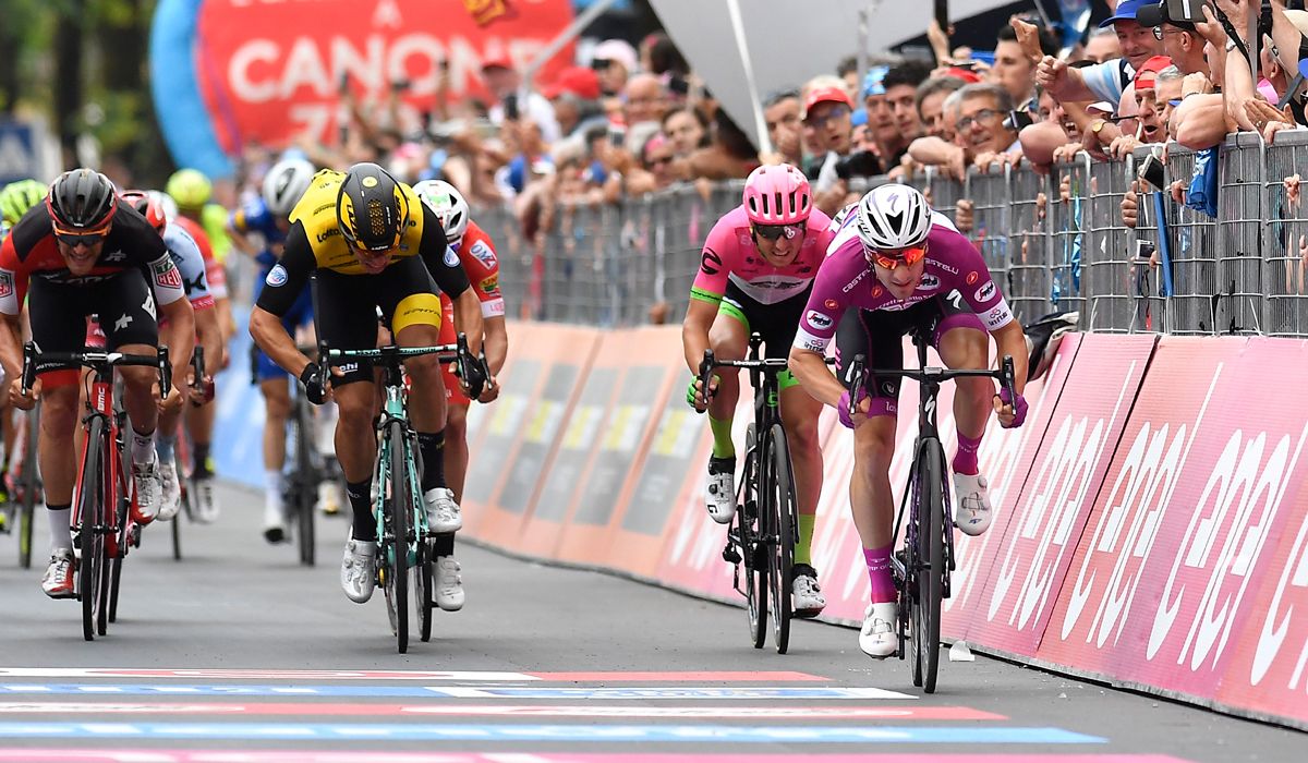 Elia Viviani en un sprint del Giro de Italia