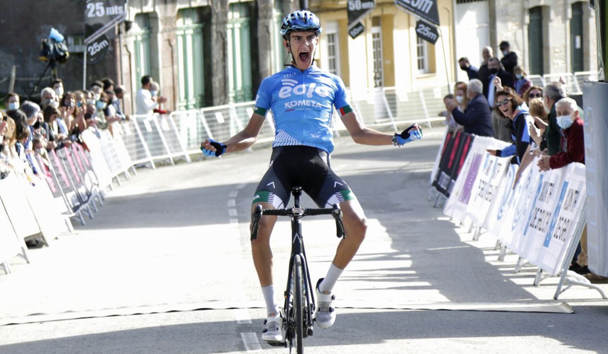 Fernando Tercero celebrando una victoria en la Volta a Galicia