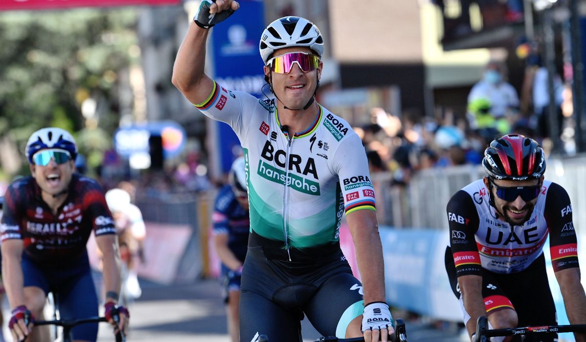 Peter Sagan celebrando su triunfo de etapa en el Giro 2020