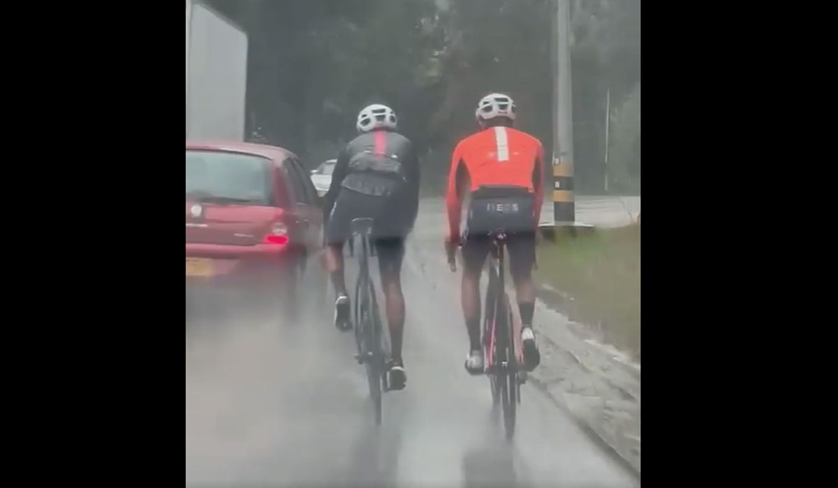 Egan Bernal denuncia el peligroso adelantamiento que les hizo un conductor mientras entrenaban
